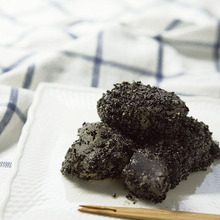 片栗粉で作るから簡単♪甘じょっぱい黒ゴマわらび餅