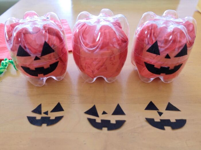 顔パーツを貼ります