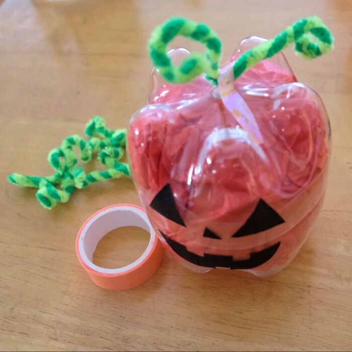 カボチャのつるを作って貼ります