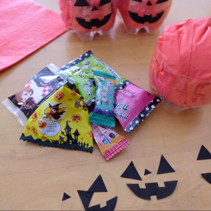 お菓子をペーパーナプキンで包みます