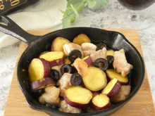 鶏肉とさつま芋のアヒージョ