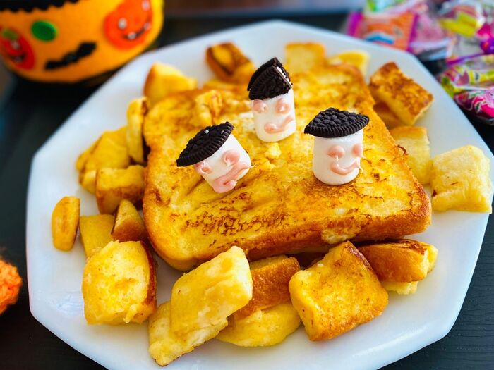 あげやきパンの上にちょこんとマシュマロおばけ