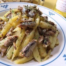 ハーブをきかせて♪ じゃがいもとオイルサーディンのガーリック炒め