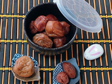 手を汚さず【種】だけ取る方法が面白い!ブニュって取れるヨ