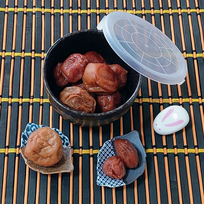 手を汚さず【種】だけ取る方法が面白い!ブニュって取れるヨ
