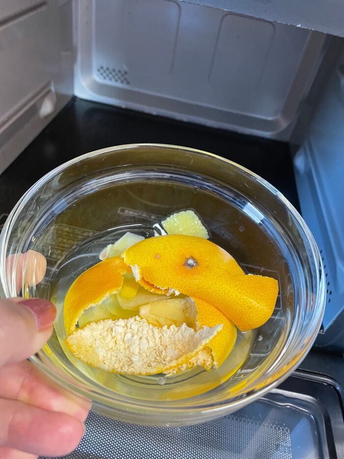 えっ⁈電子レンジに何してる??