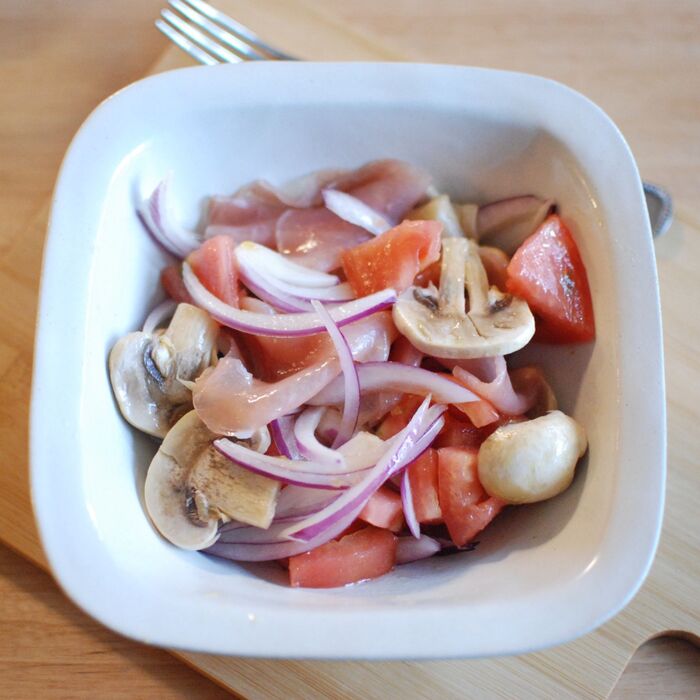 生ハムとトマトとマッシュルームと紫玉ねぎのサラダ♪レモンドレッシング