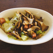 冷蔵庫整理。舞茸とソーセージの唐辛子炒め