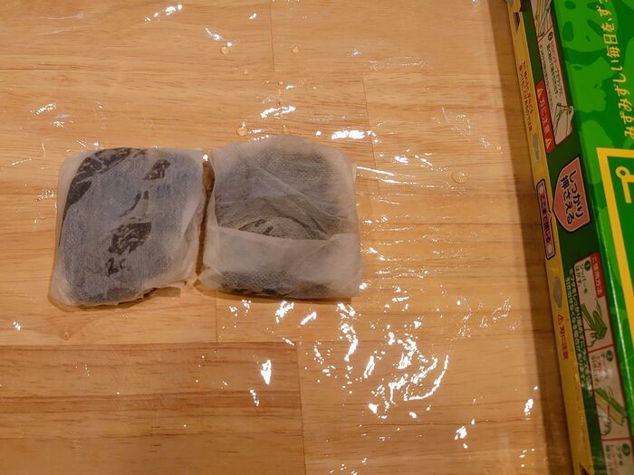 麦茶パックのままだと、薄くて破れる可能性があるのでお茶パックに入れラップで包む