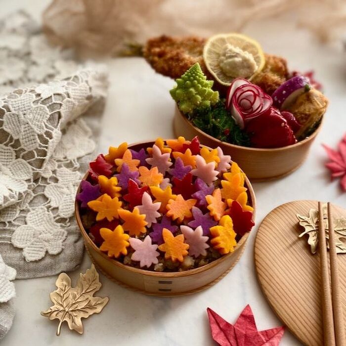 アジフライと秋の紅葉が散る夫弁当