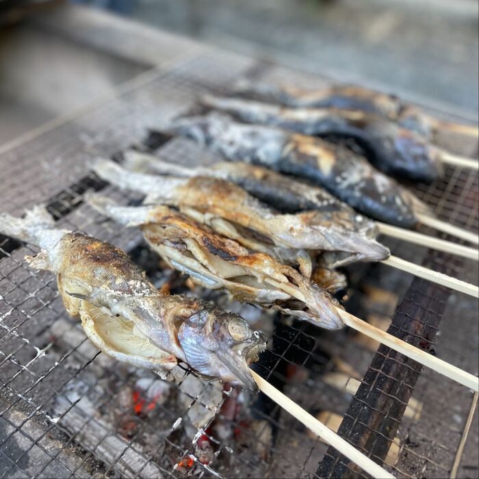 釣った魚をその場で焼いて