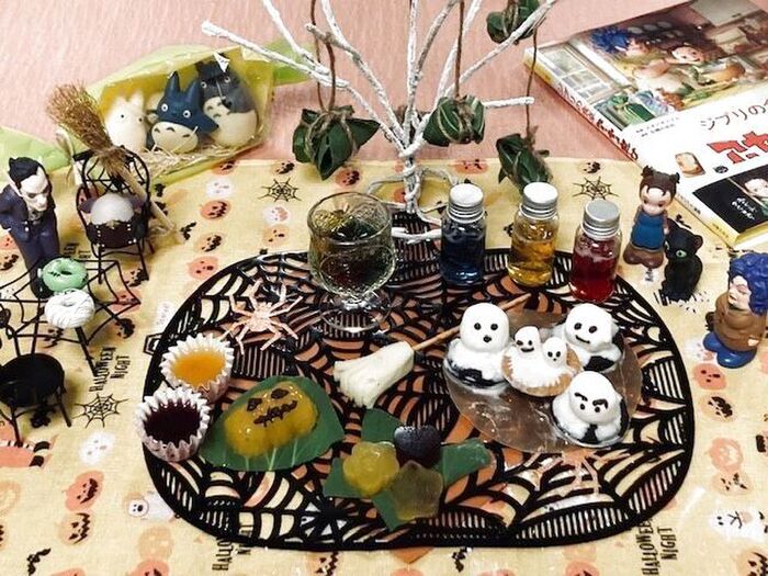 アーヤ と かわいいオバケ達の 賑やかお菓子ハロウィン祭り♪