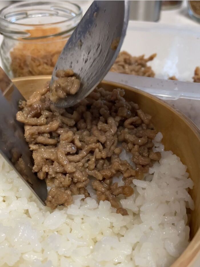 片手で仕切り 片手で具材を詰める