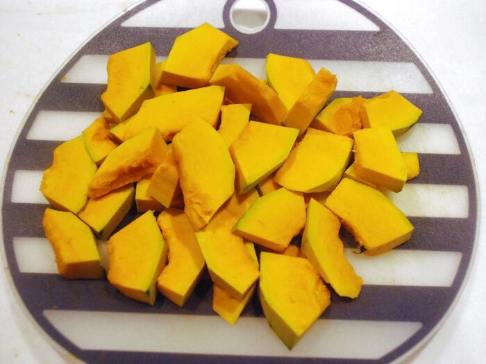 薄くスライスして、皮をむきます