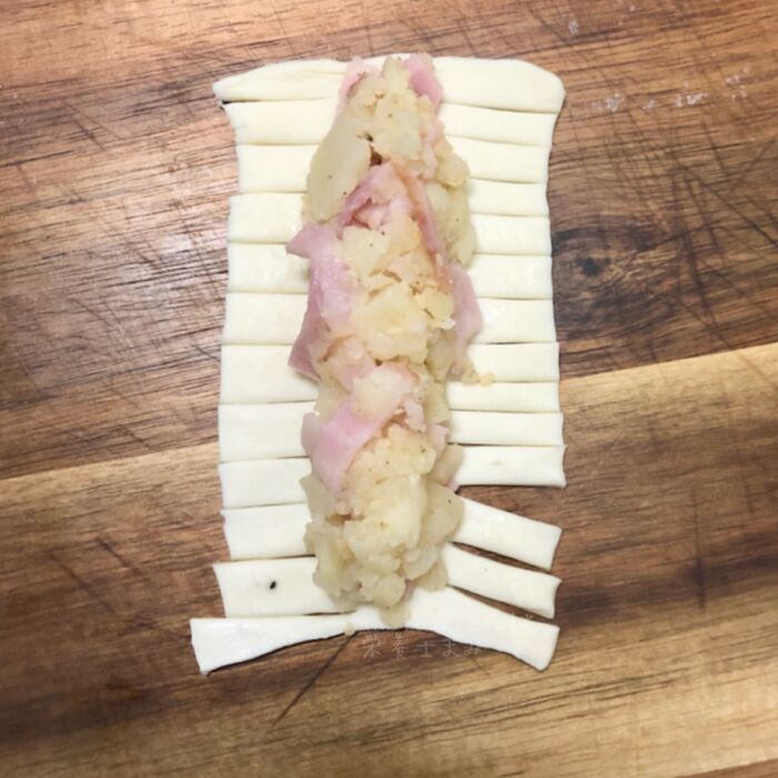 ④パイ生地で②を包む