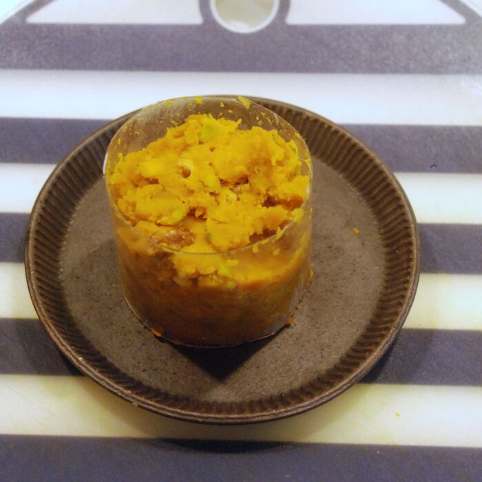 セルクルか、底が抜ける型抜きにかぼちゃのマッシュを詰めます