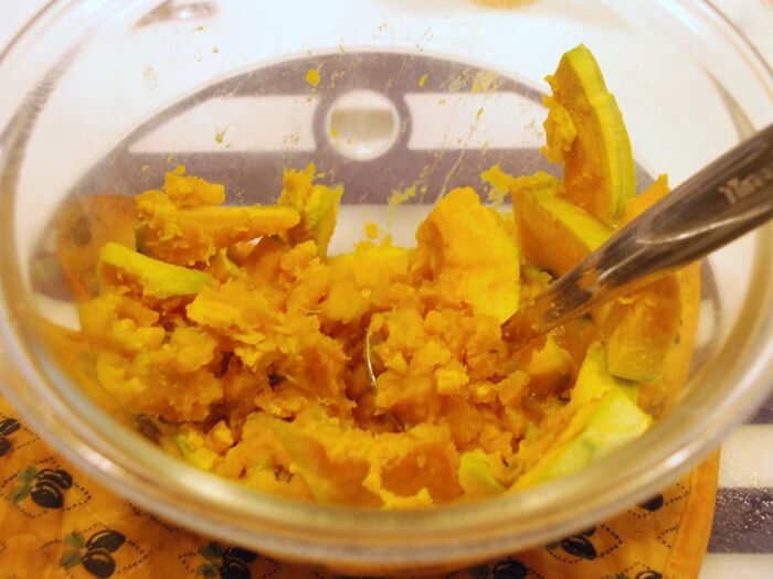 かぼちゃをつぶします