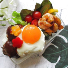 【世界を旅するお弁当:ハワイ】金運を引き寄せるロコモコ風ハンバーグ弁当~!