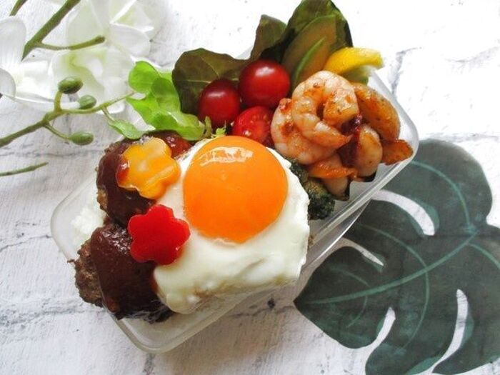 【世界を旅するお弁当:ハワイ】金運を引き寄せるロコモコ風ハンバーグ弁当~!