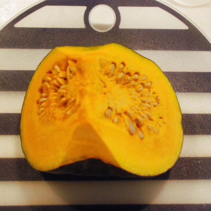 かぼちゃの種とワタを取ります