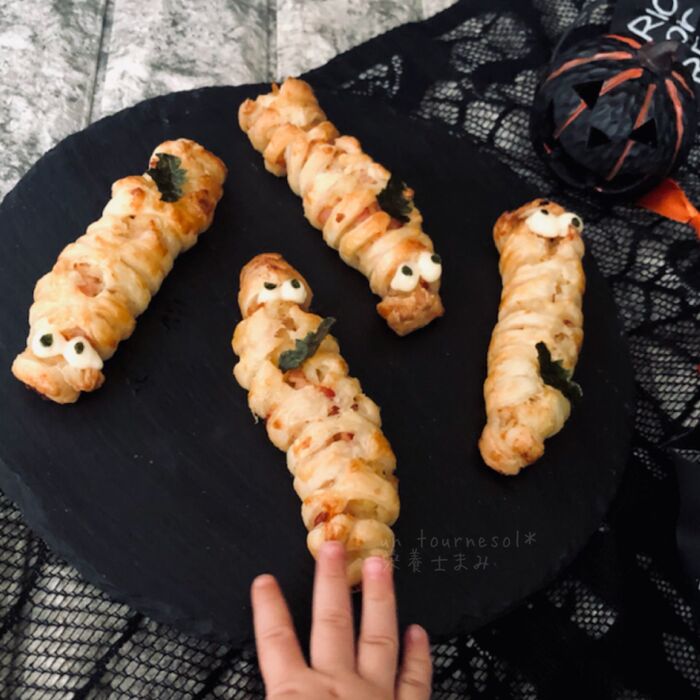 ☆ミイラパイになるように、目(マヨネーズ又はチーズと海苔)をつけてください!