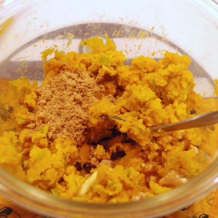 砂糖を加えて混ぜます