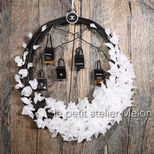 包装紙でスノーフラワー♡大人かわいいCHANELリース