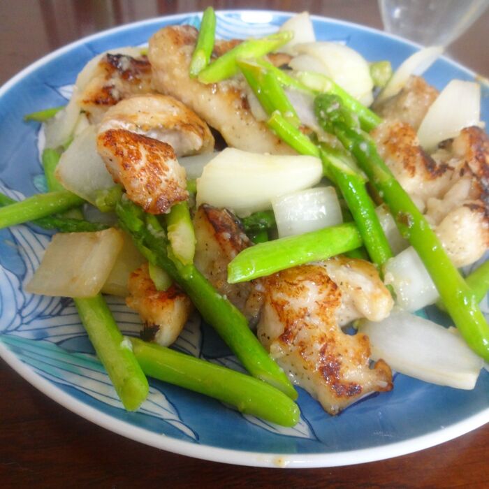 柔らか鶏むね肉とアスパラガスの塩麹レモン炒め