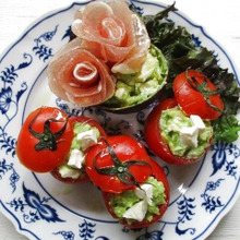 クリームチーズと生ハムdeアボガドとトマトのファルシ