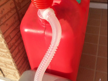 灯油は安い手動式ポンプでも楽々♬