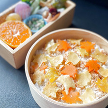 型抜きあれば簡単!紅葉とイチョウが散りばめられた鮭弁当