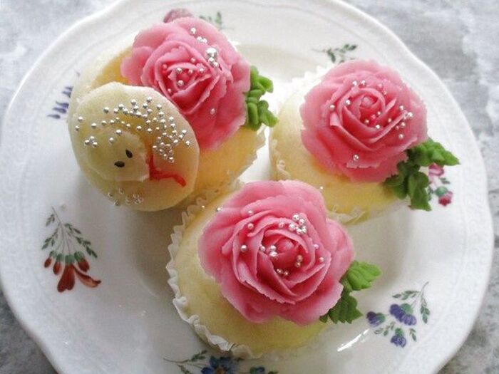 白こし餡で表現する 白蛇と薔薇の花モチーフの米粉入り蒸しパン♪