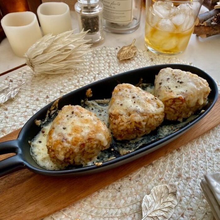 カリッとチーズとおかかが香ばしいもち麦入りプチ焼きおにぎり