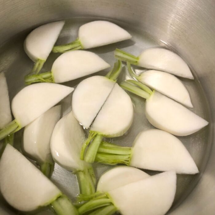②蕪を茹でる