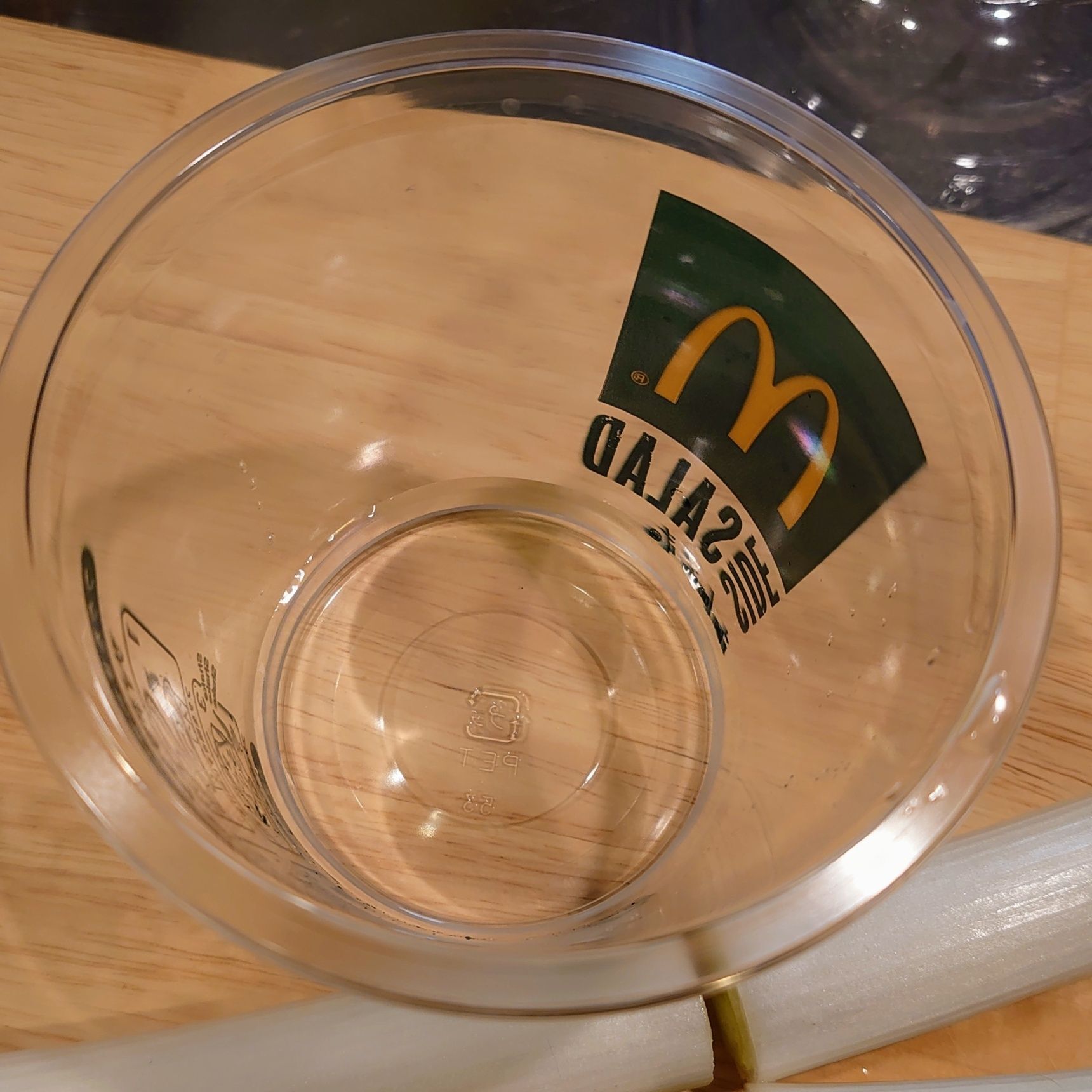 少しのお水を入れたカップに