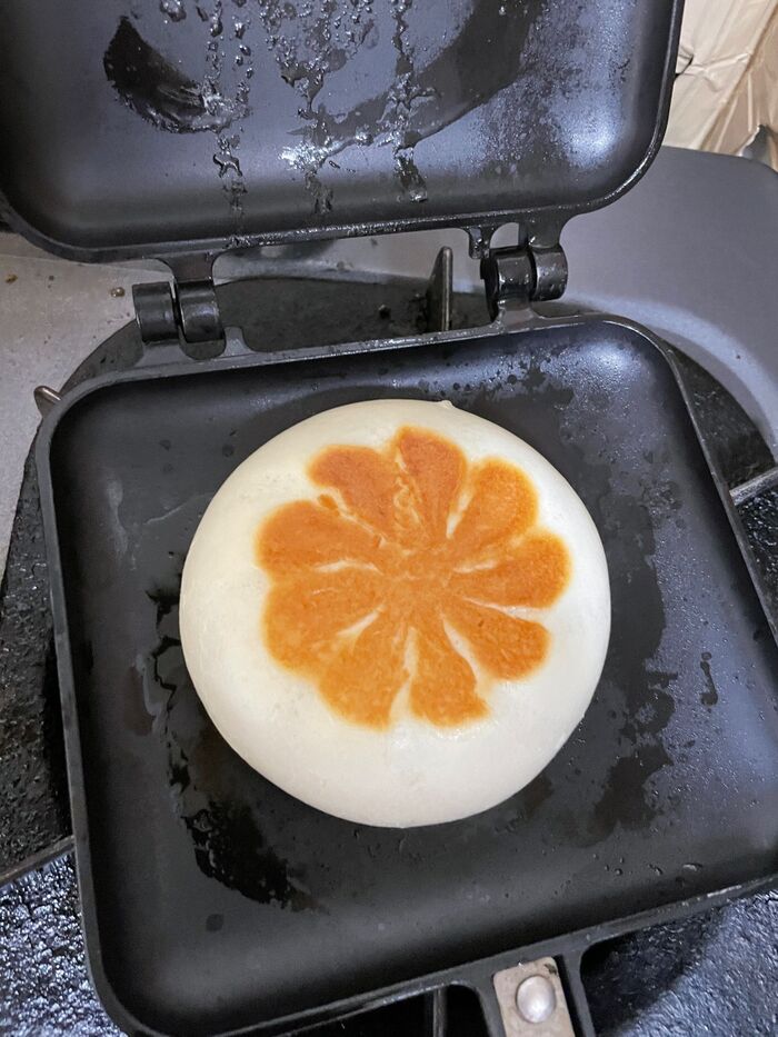 肉まんを挟んで焼いてみると。。。