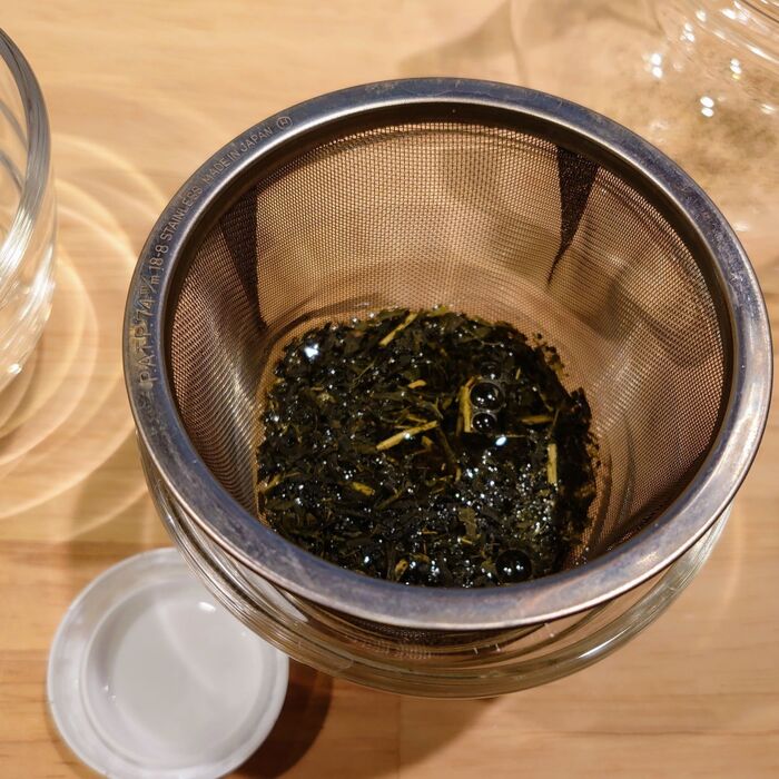 茶葉が隠れる程度にお水を入れて1分待つ