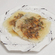 とろけるチーズに具材を乗せてレンチン → → パリパリのおつまみに