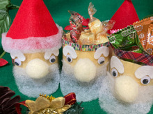 100均目玉シールとペットボトルで、貼るだけサンタのキャンディケース!