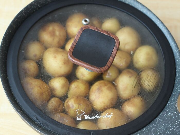 じゃがいもを低温から素揚げする。