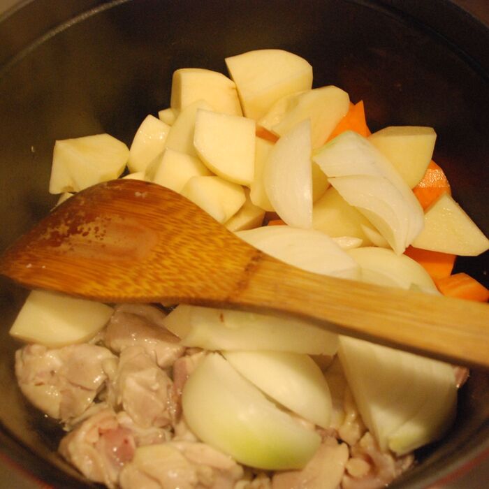 にんじん、じゃがいも、玉ねぎを加えます