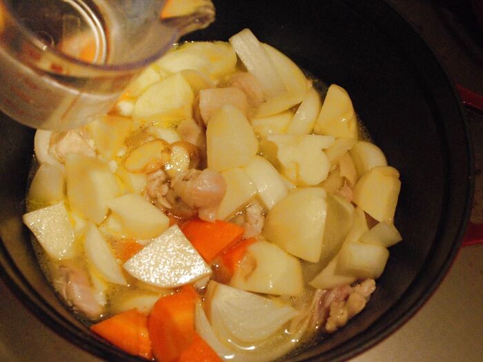 酒、水、生姜を加えます