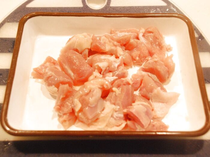 鶏もも肉を一口大に切ります