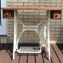 【DIY】インテリアの好みが変わったら塗装してリメイクしよっ!!~ミシン台テーブルのリメイク~