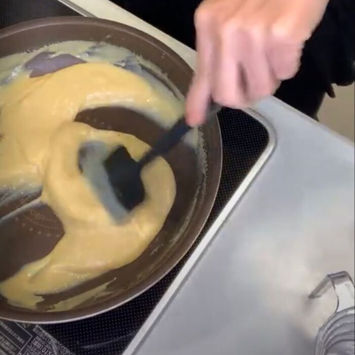 ②薄力粉、卵黄を加えてクリーム状に煮詰めていく