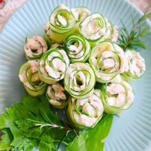 くるくる巻いて出来上がり♪チーズディップのキューカンバーロール