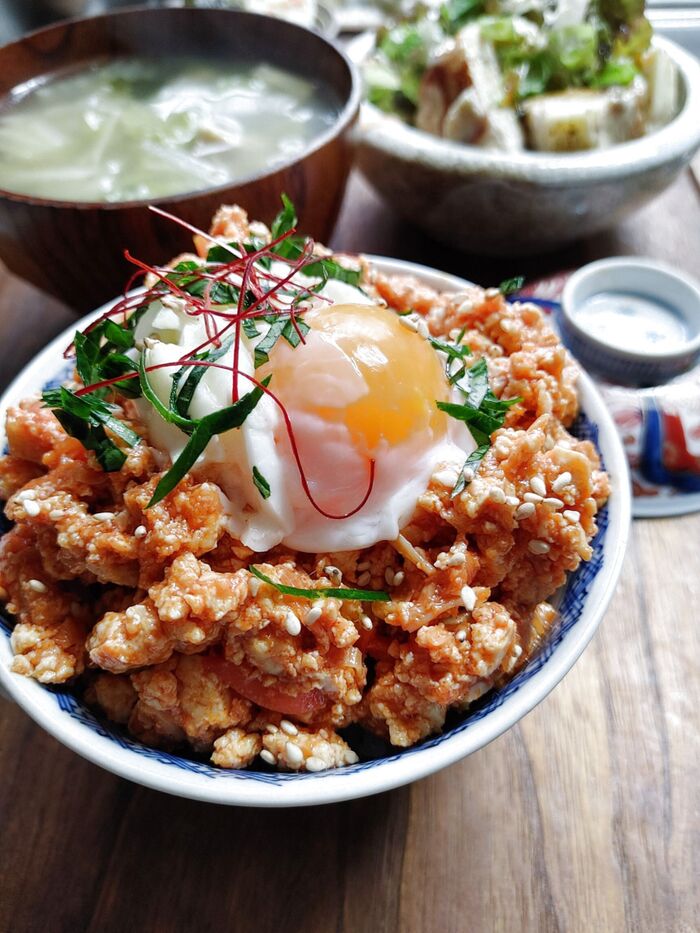 【大豆製品アレンジレシピ第4弾】ピリ辛煎り豆腐のおから鶏そぼろ丼