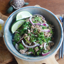 タイ風♪パクチーとミント香るひき肉と紫玉ねぎのサラダ
