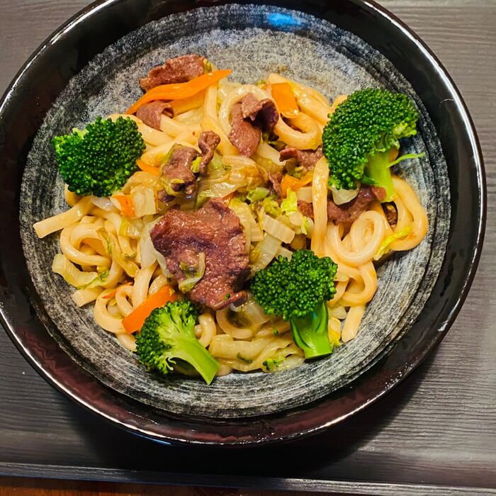 モッチモッチ焼きうどん!レモン香る牛タンがオイスターソースとよく合いますよ(⌒▽⌒)