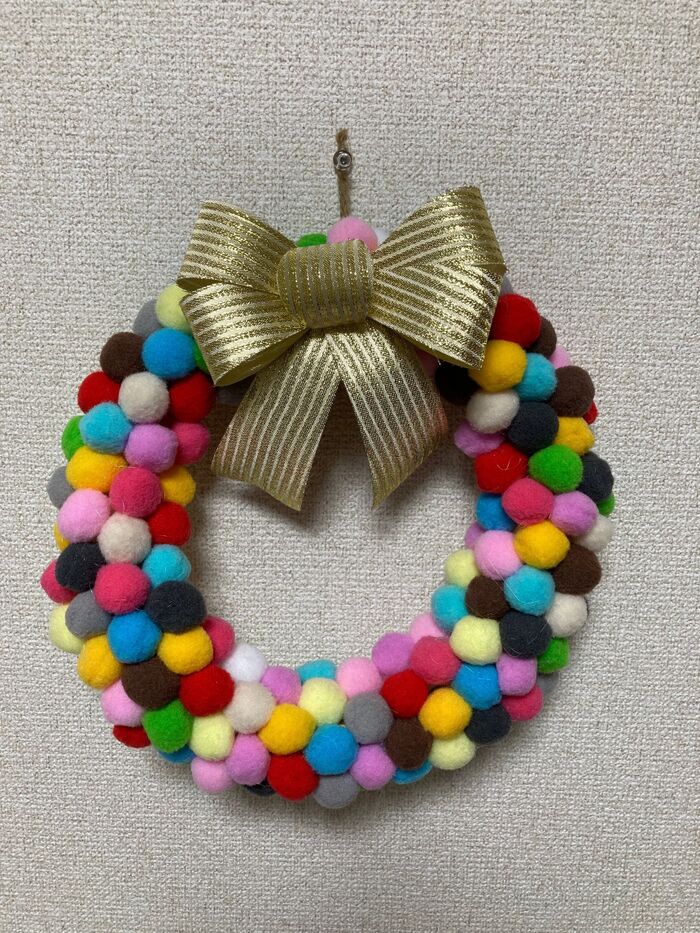 100均デコボールで、モコモコ可愛いクリスマスリース(^○^)